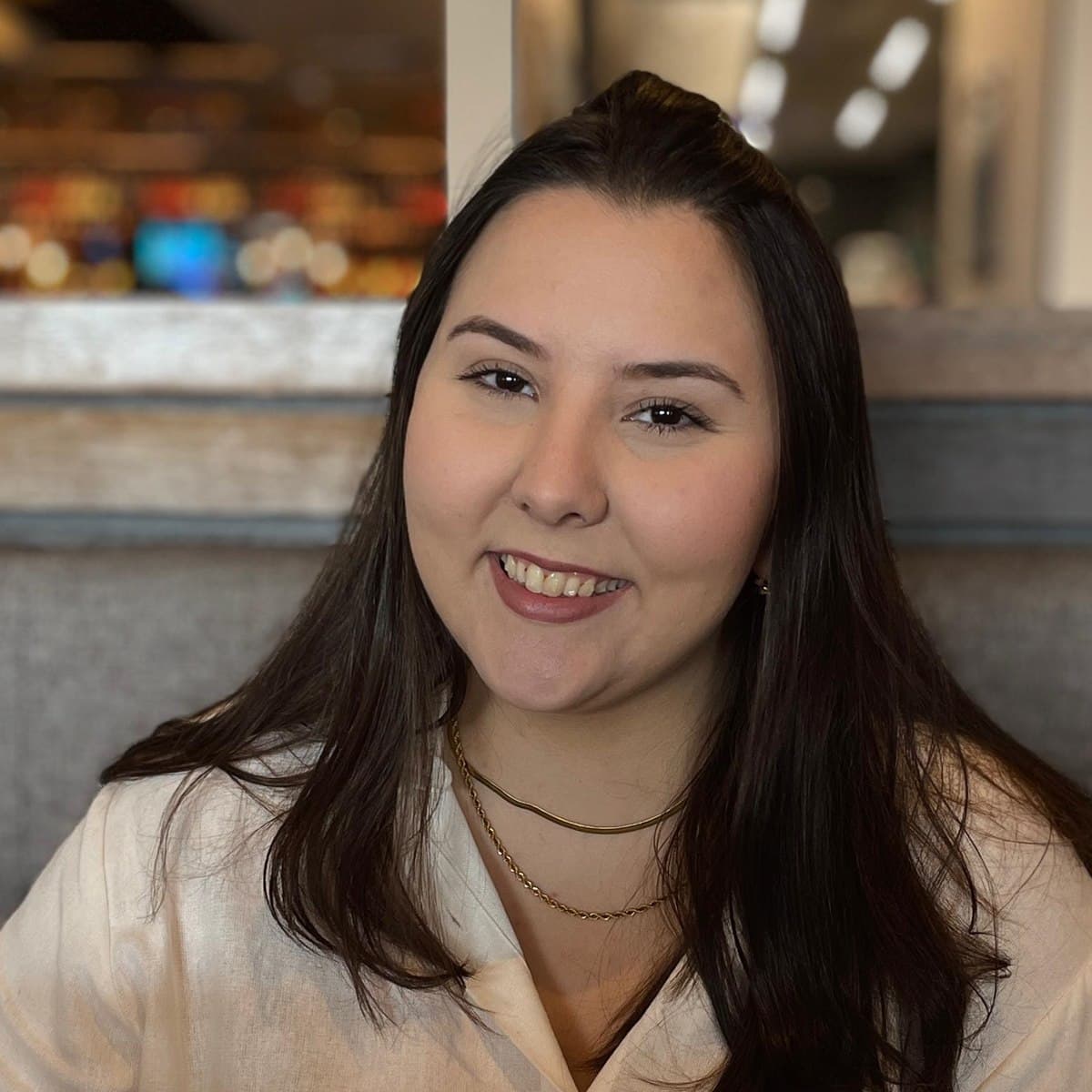 Gabriela Lorenson, psicóloga clínica, sorrindo.